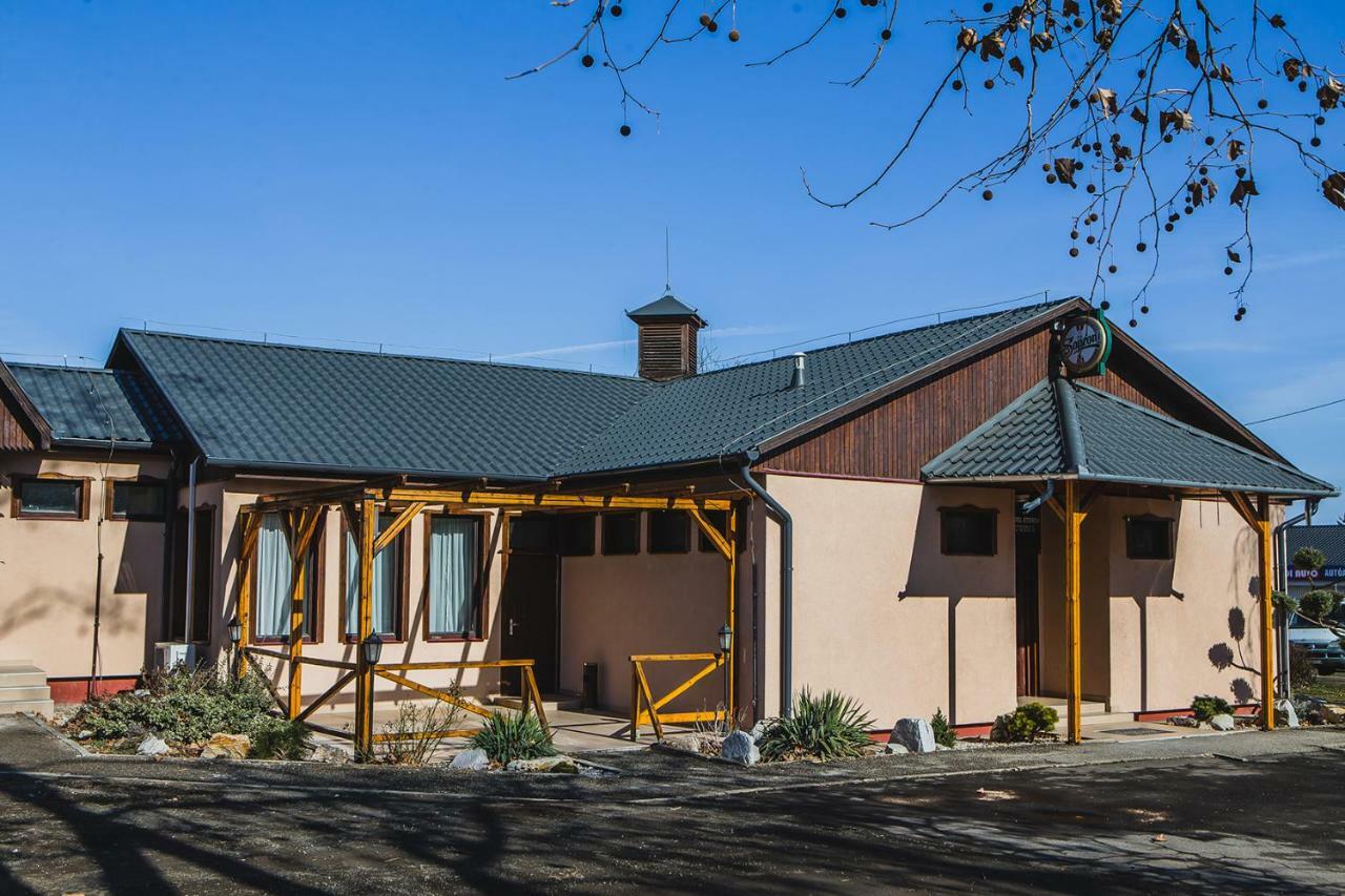 Sztar Motel Etterem Balassagyarmat 外观 照片